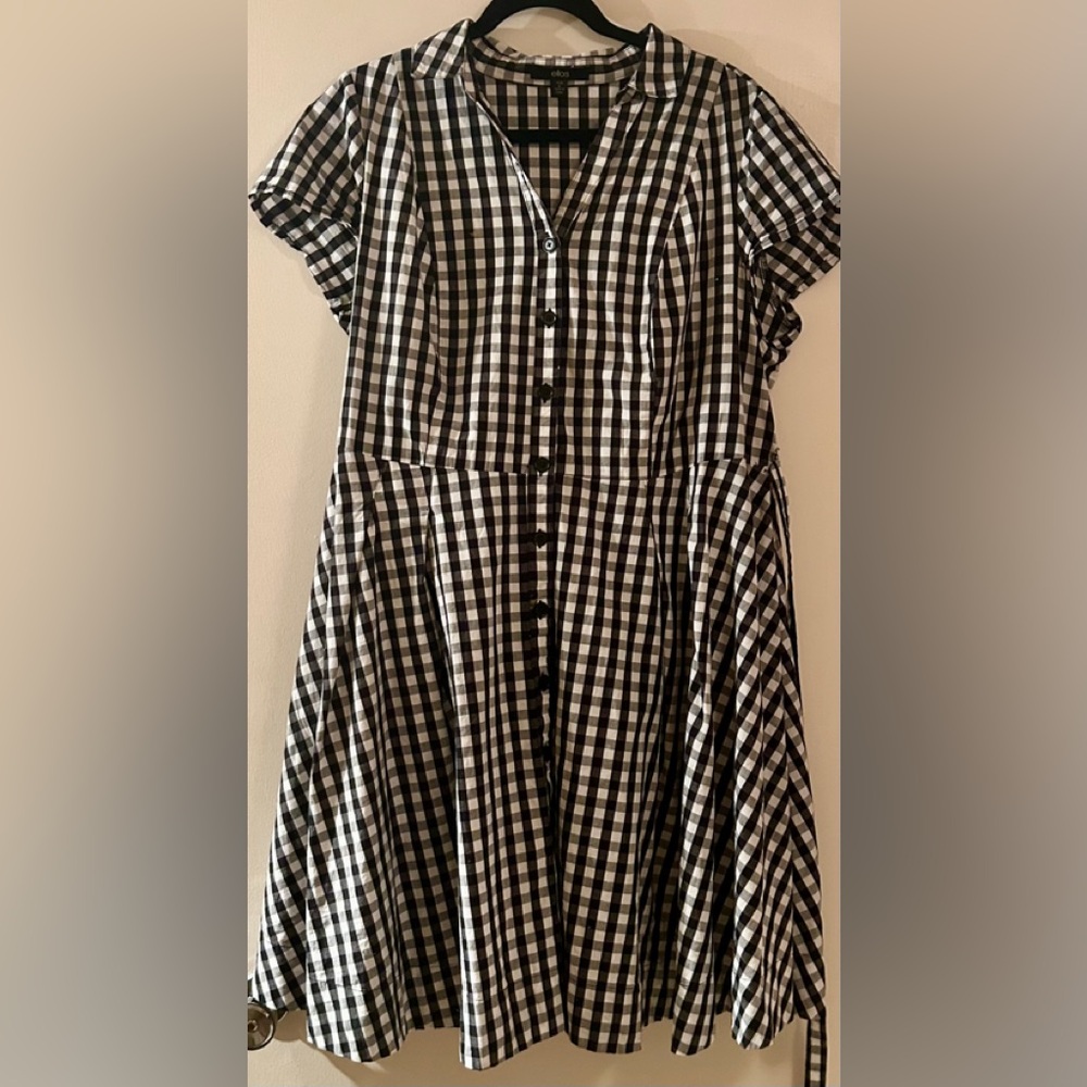 NWOT Size L Ellos midi -black and white checkered material. Short sleeves.